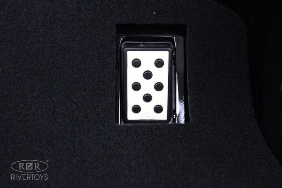 Детский электромобиль RiverToys Rolls-Royce (E444EE) черный глянец