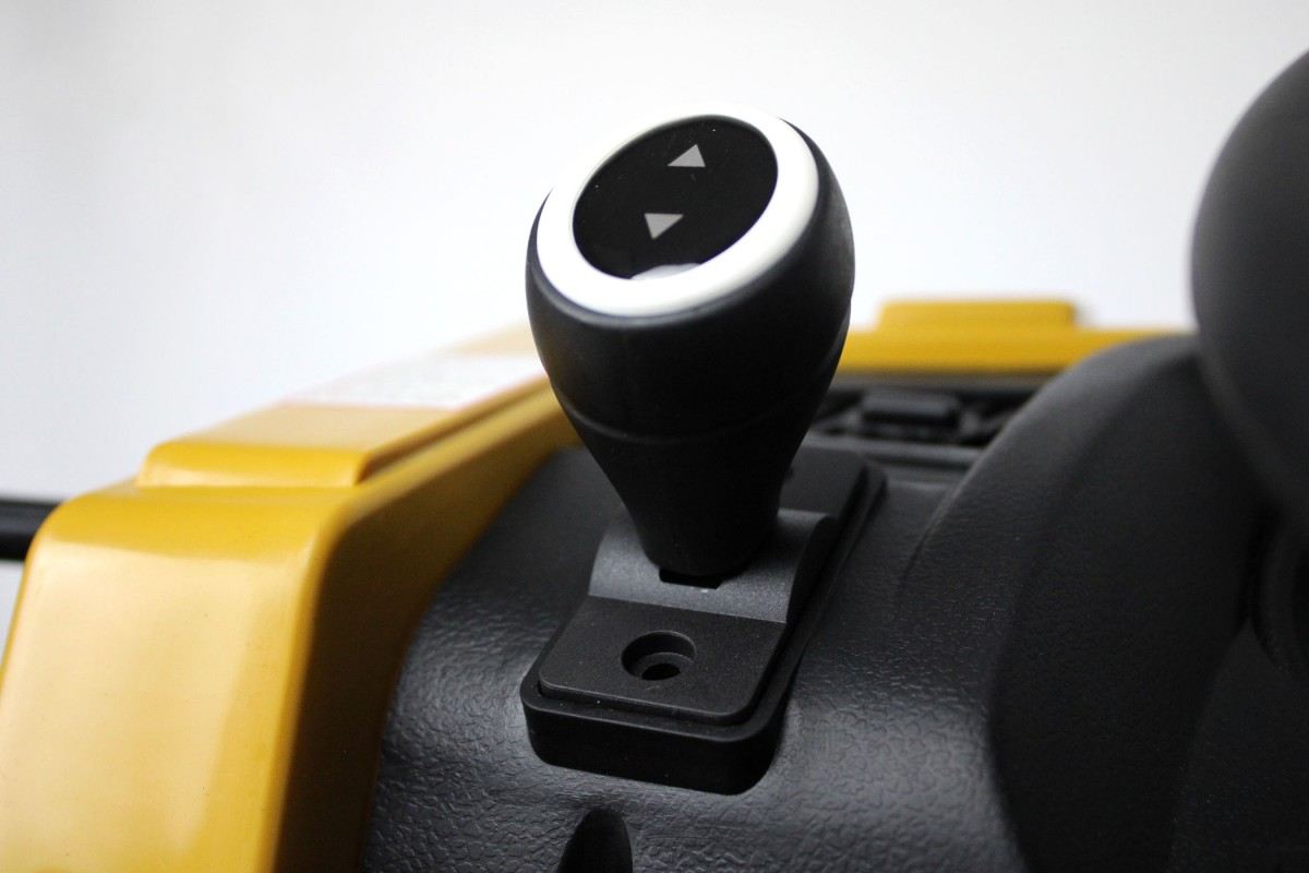 Детский электромобиль RiverToys C444CC жёлтый