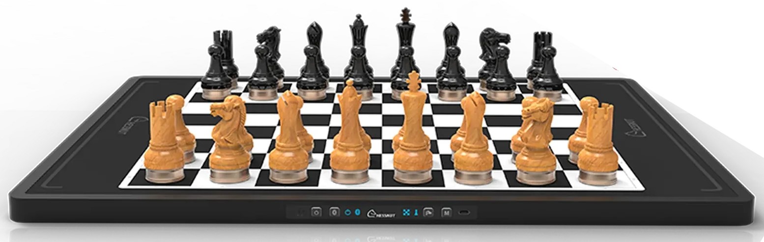 Двигающиеся шахматы Chessnut Move с искусственным интеллектом (Wooden Pieces)
