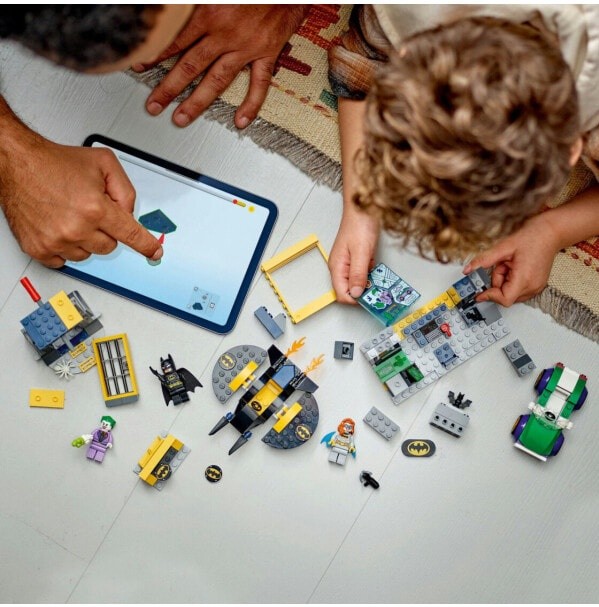 (EU) Конструктор LEGO DC Пещера летучих мышей с Бэтменом, Бэтгерл и Джокером (76272)