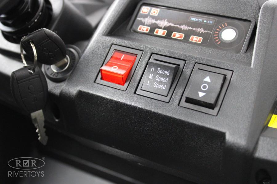 Детский электромобиль RiverToys M222MM белый Spider