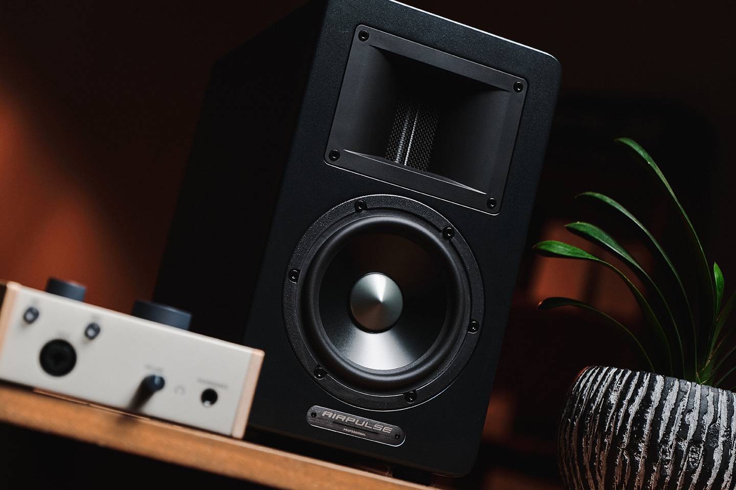 Студийный монитор AIRPULSE SM200