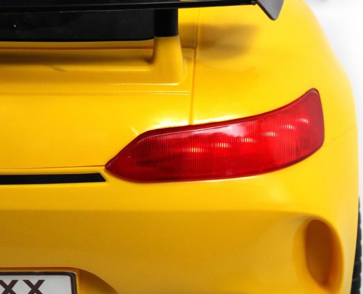 Детский электромобиль RiverToys Mercedes-Benz AMG GT X777XX желтый