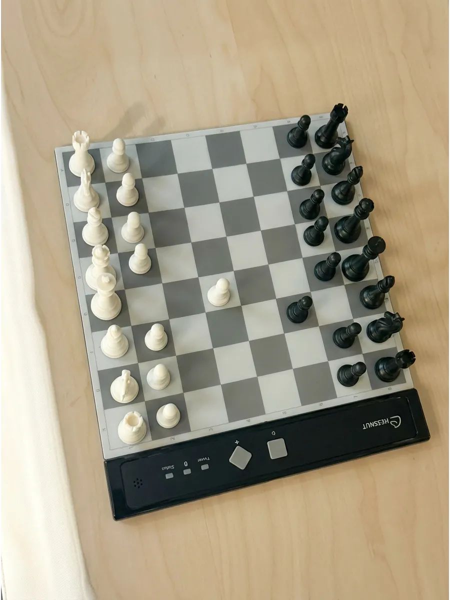 Шахматы Chessnut GO Grey с искусственным интеллектом