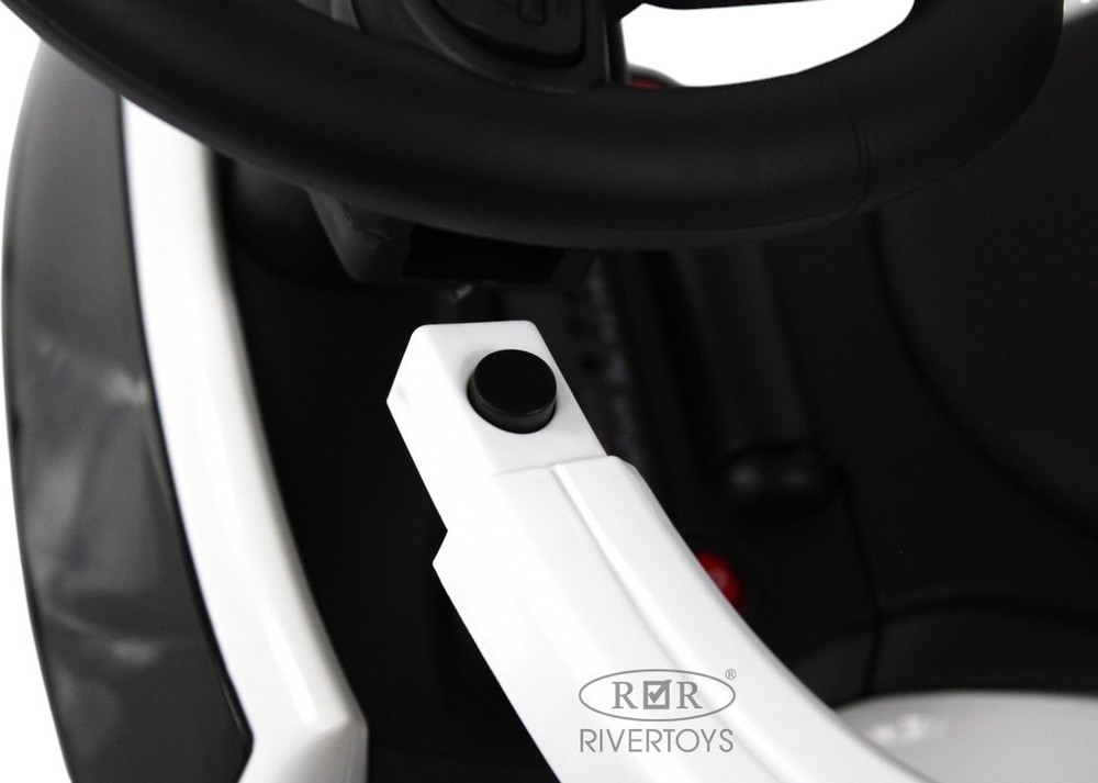 Детский толокар Mercedes-Benz GLS 600 RiverToys (Z003ZZ-B) (белый)