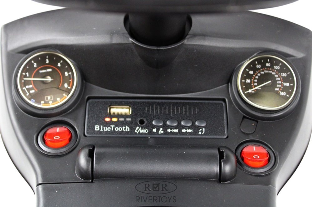 Детский толокар Toyota Land Cruiser 300 RiverToys (Z002ZZ-D) (черный)
