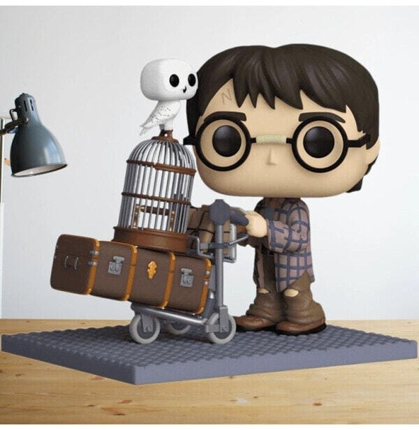 (CN) Фигурка Funko Pop! Deluxe: Harry Potter 20th Anniversary - Harry Pushing Trolley (135)