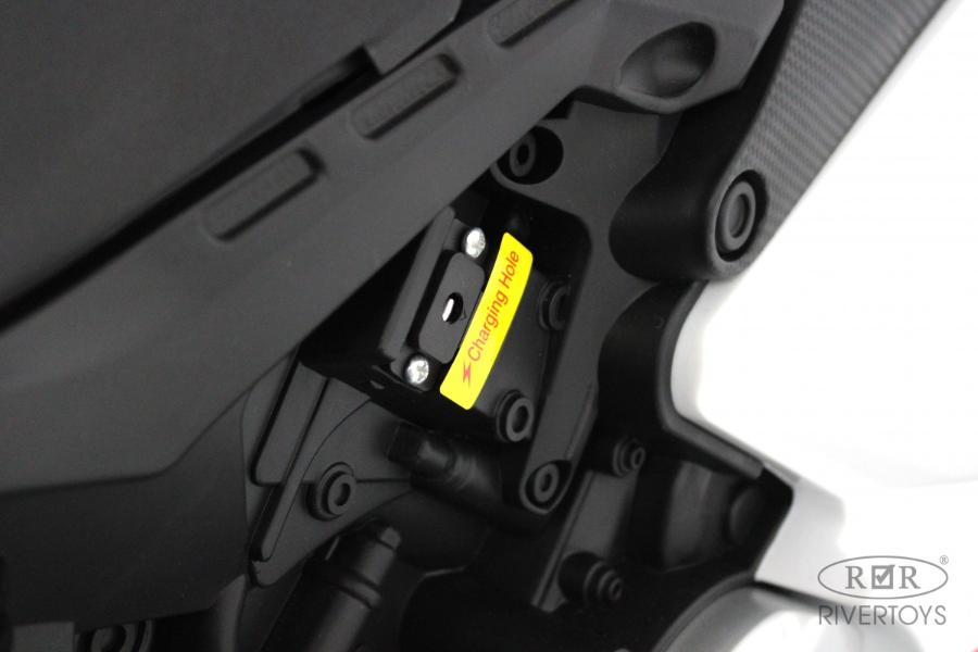 Детский электромотоцикл RiverToys М777БХ белый