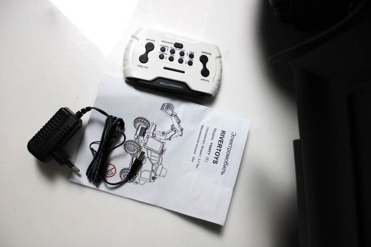 Детский электромобиль RiverToys трактор Volvo (Y444YY) желтый