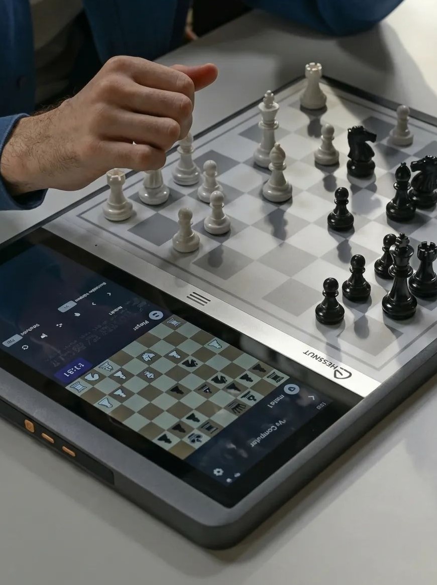 Шахматы Chessnut Evo с искусственным интеллектом