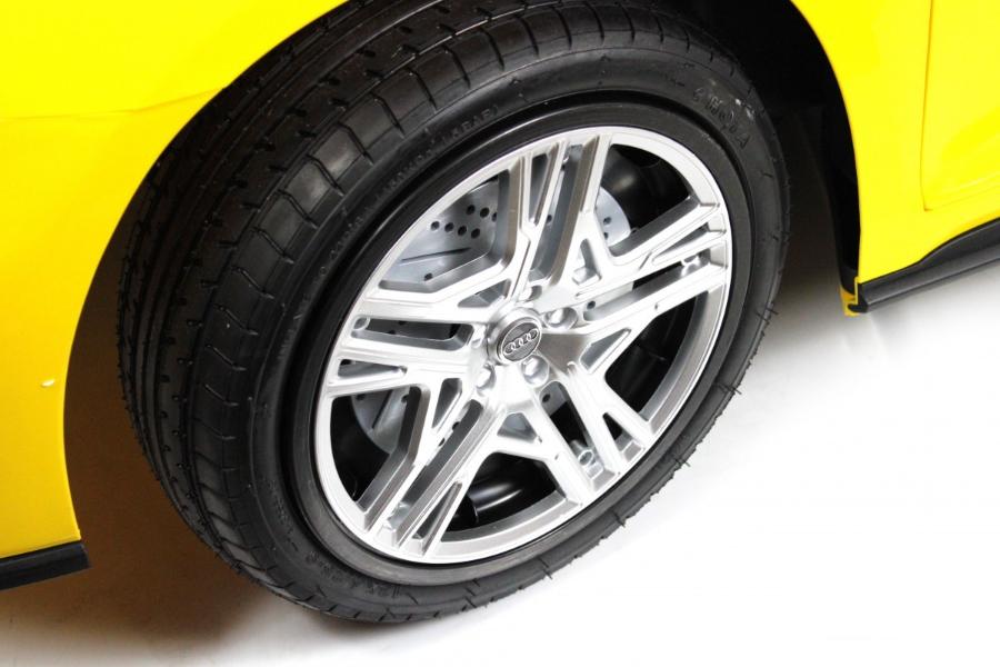 Детский электромобиль RiverToys AUDI R8 (M333MM) желтый