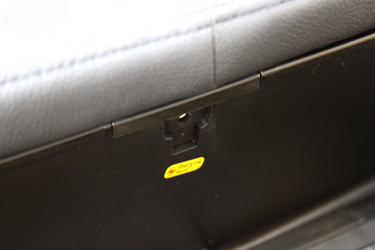 Детский электромобиль RiverToys K333AM жёлтый