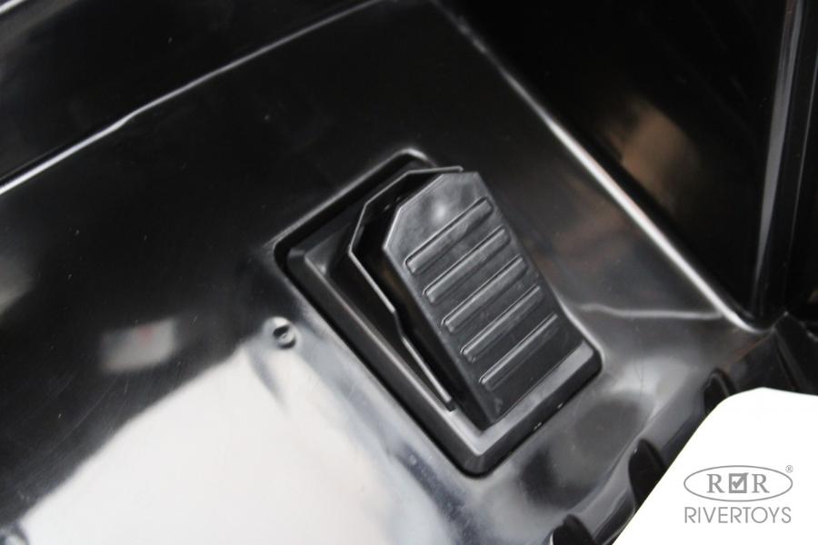 Детский электромобиль RiverToys C333MC черный