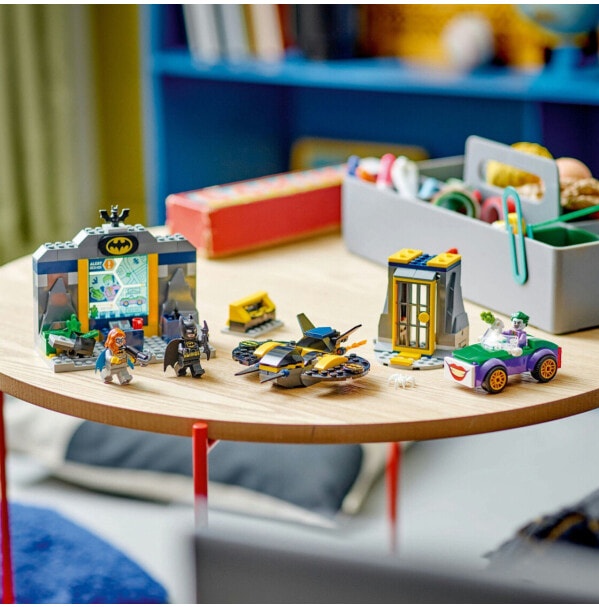 (EU) Конструктор LEGO DC Пещера летучих мышей с Бэтменом, Бэтгерл и Джокером (76272)