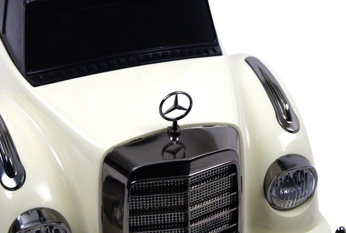 Детский толокар RiverToys Mercedes-AMG 300S (G300GG-WHITE) белый