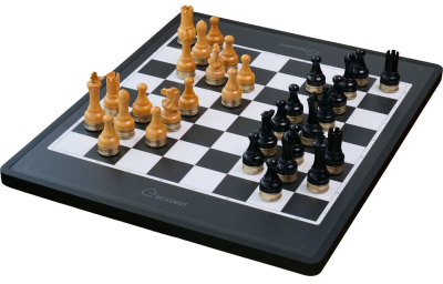 Двигающиеся шахматы Chessnut Move с искусственным интеллектом (Wooden Pieces)
