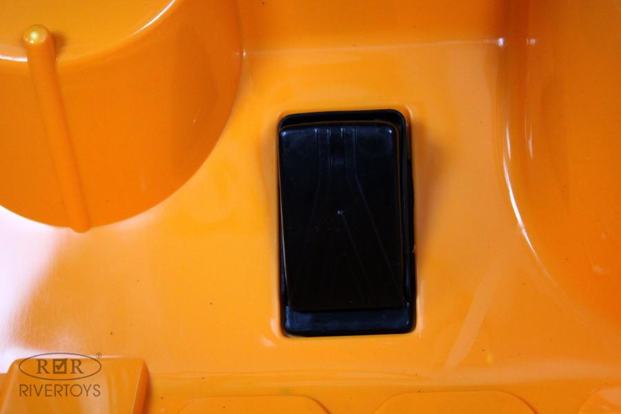 Детский электромобиль RiverToys McLaren Artura (P888BP) оранжевый