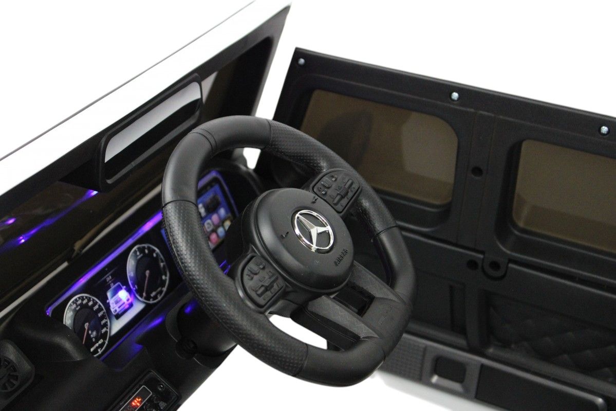 Детский электромобиль RiverToys Mercedes-Benz G63 4WD (Mercedes-AMG-G63-4WD-K999KK-WHITE) белый