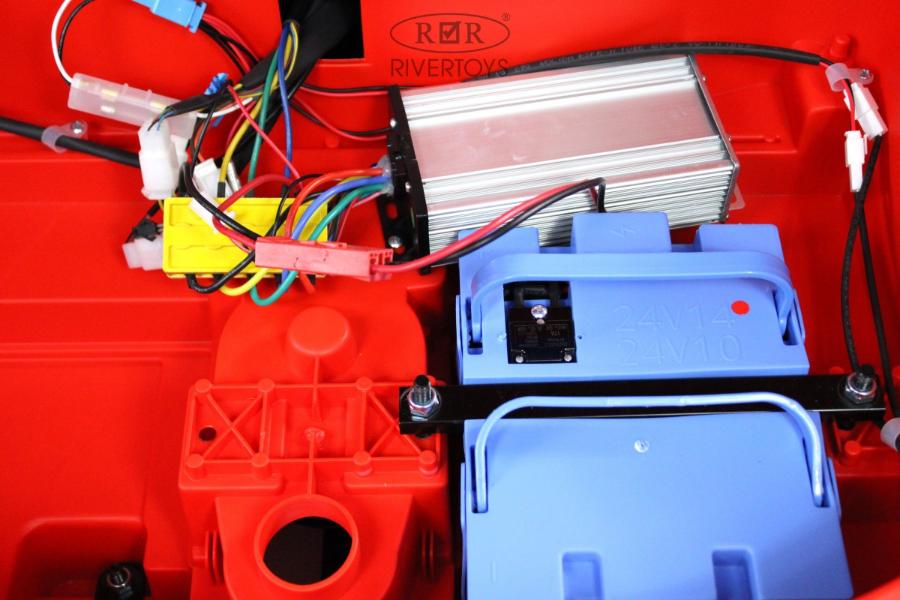 Детский электромобиль RiverToys AUDI R8 (M333MM) красный