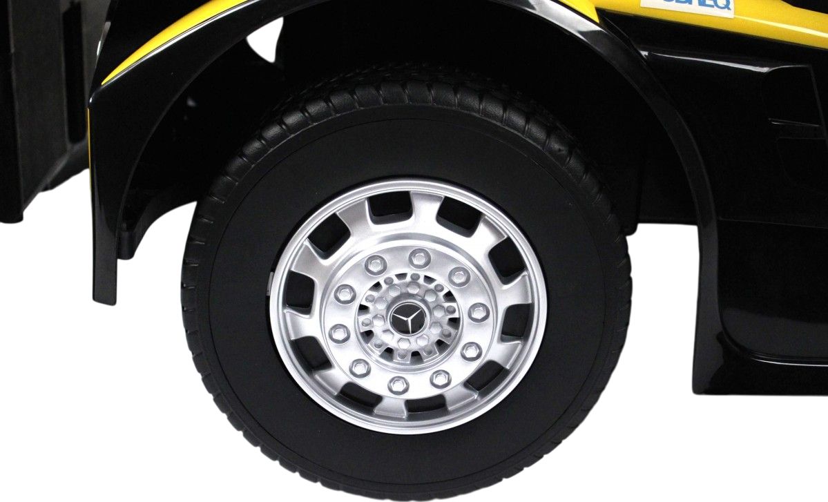 Детский электромобиль RiverToys Mercedes-Benz Axor с прицепом (H777HH) желтый