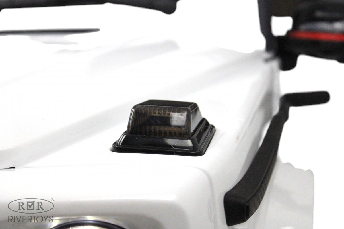 Детский электромобиль RiverToys Mercedes-Benz G63 4WD (Mercedes-AMG-G63-4WD-K999KK-WHITE) белый