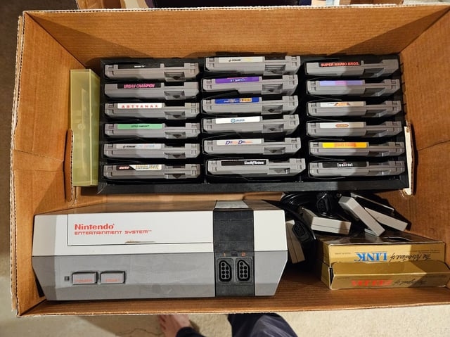 домашняя коллекция ретро игр на полках NES SNES Sega игры коробки