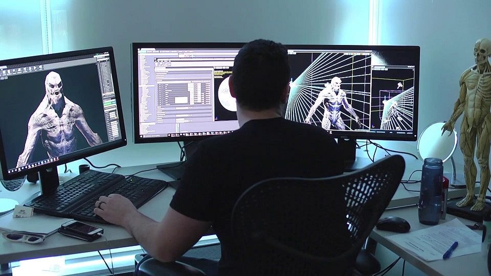 Рабочее место разработчика игр с двумя мониторами и игровым движком