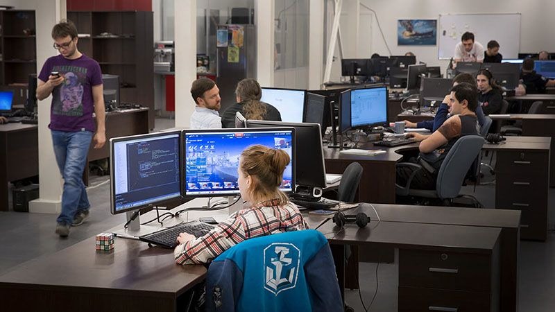 Команда разработчиков игр работает в офисе