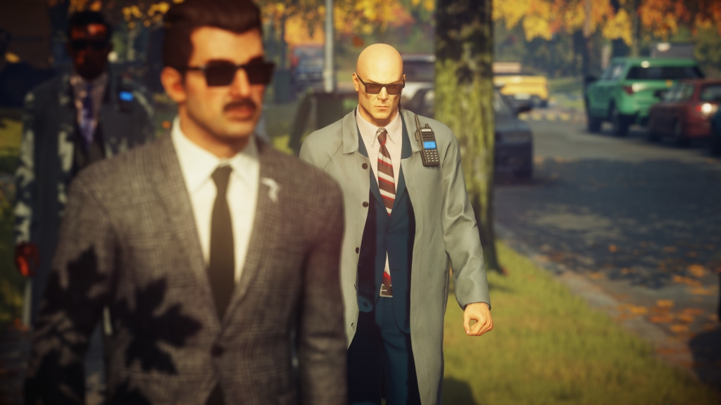 скриншот hitman с толпой npc и возможностями скрытного прохождения