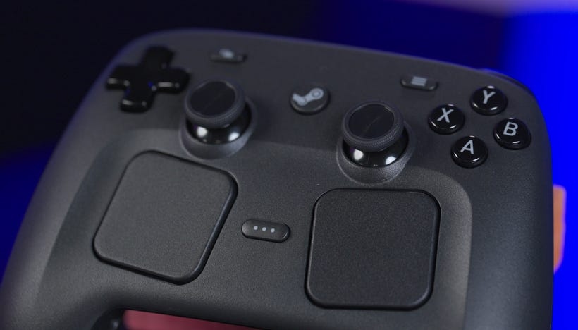 крупный план передней панели Steam Controller 2026 с тачпадами и стиками