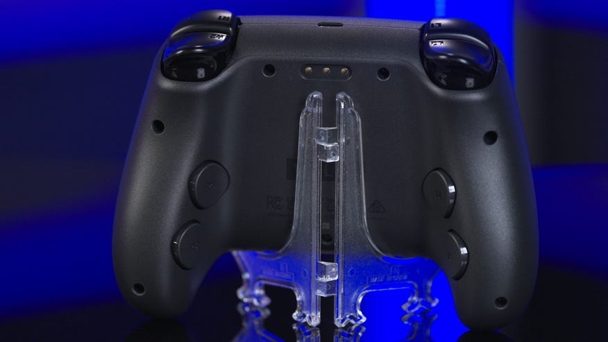 задняя сторона Steam Controller 2026 с дополнительными кнопками