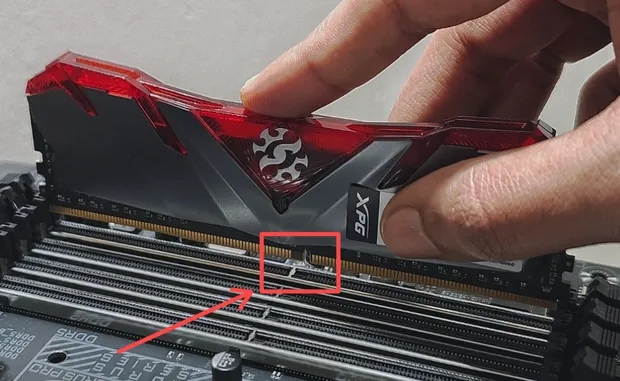 две планки оперативной памяти DDR5 в правильных слотах материнской платы