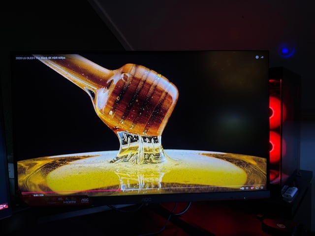 яркая HDR-сцена в игре на Mini-LED-мониторе с огнём и отражениями