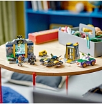 (EU) Конструктор LEGO DC Пещера летучих мышей с Бэтменом, Бэтгерл и Джокером (76272)